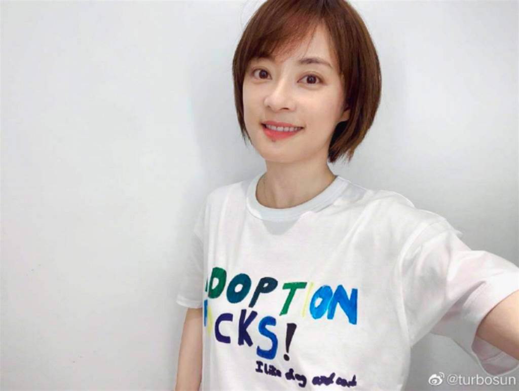 站4小時擺攤！40歲影后「帶兒女街頭叫賣」　低調「只想好好活著」網讚：會有福報