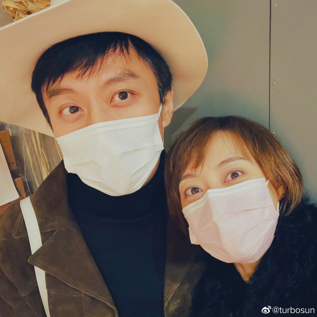 站4小時擺攤！40歲影后「帶兒女街頭叫賣」　低調「只想好好活著」網讚：會有福報