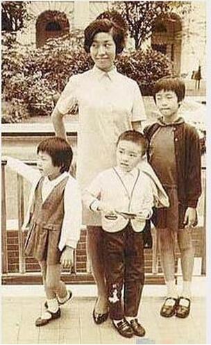 7歲時父為小三棄家！單親母「為養大3子女」打3份工　周星馳魚肉故意「嚼兩口又吐出」：這樣媽媽才會吃