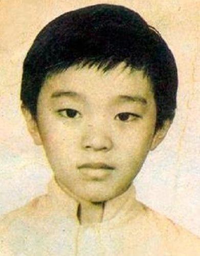 7歲時父為小三棄家！單親母「為養大3子女」打3份工　周星馳魚肉故意「嚼兩口又吐出」：這樣媽媽才會吃