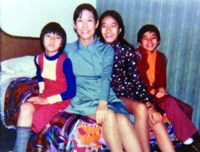 7歲時父為小三棄家！單親母「為養大3子女」打3份工　周星馳魚肉故意「嚼兩口又吐出」：這樣媽媽才會吃