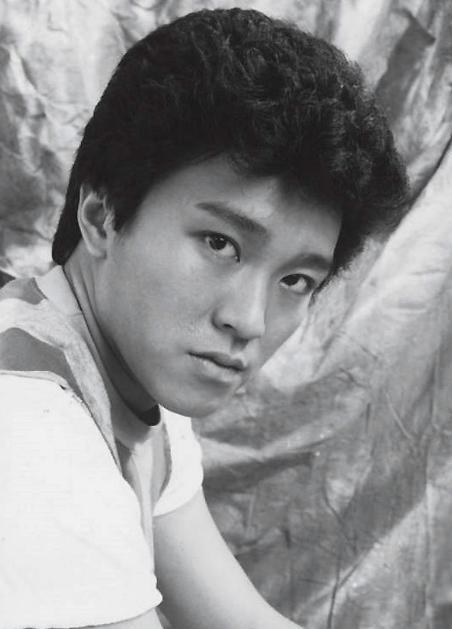 7歲時父為小三棄家！單親母「為養大3子女」打3份工　周星馳魚肉故意「嚼兩口又吐出」：這樣媽媽才會吃
