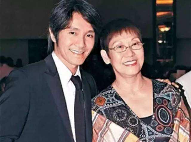 7歲時父為小三棄家！單親母「為養大3子女」打3份工　周星馳魚肉故意「嚼兩口又吐出」：這樣媽媽才會吃