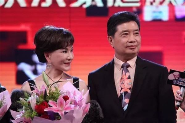 前夫愛上男人！76歲女星「再嫁失婚男」　婚姻走30年「天天都是驚喜」被寵成公主