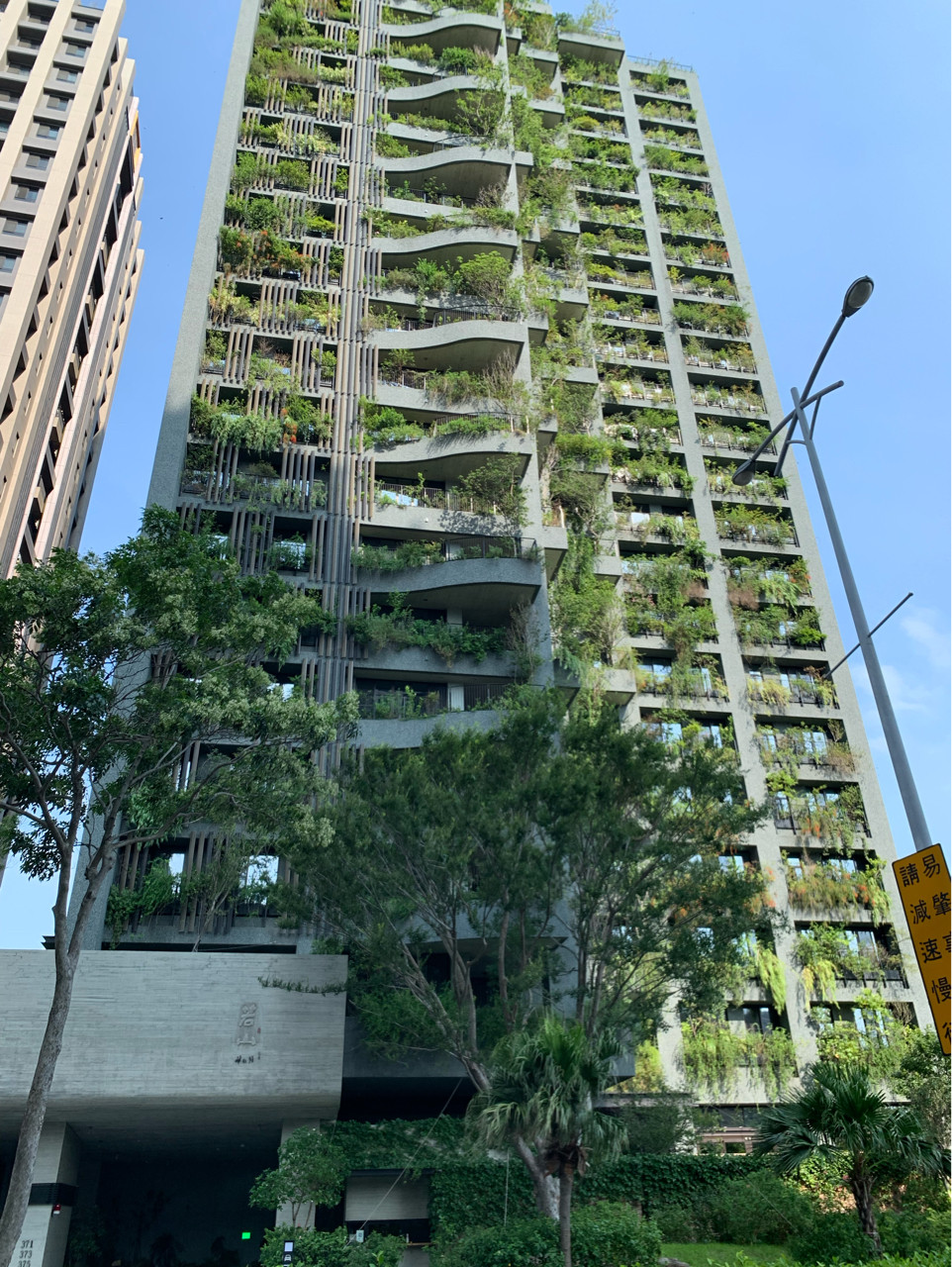 怎麼外面都是草？路上出現「滿滿植物覆蓋大樓」乍看陰森　內行人點出「是當地第一豪宅」：價值超驚人