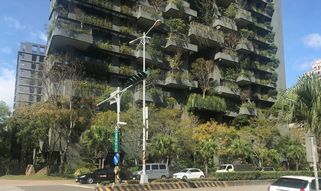 怎麼外面都是草？路上出現「滿滿植物覆蓋大樓」乍看陰森　內行人點出「是當地第一豪宅」：價值超驚人