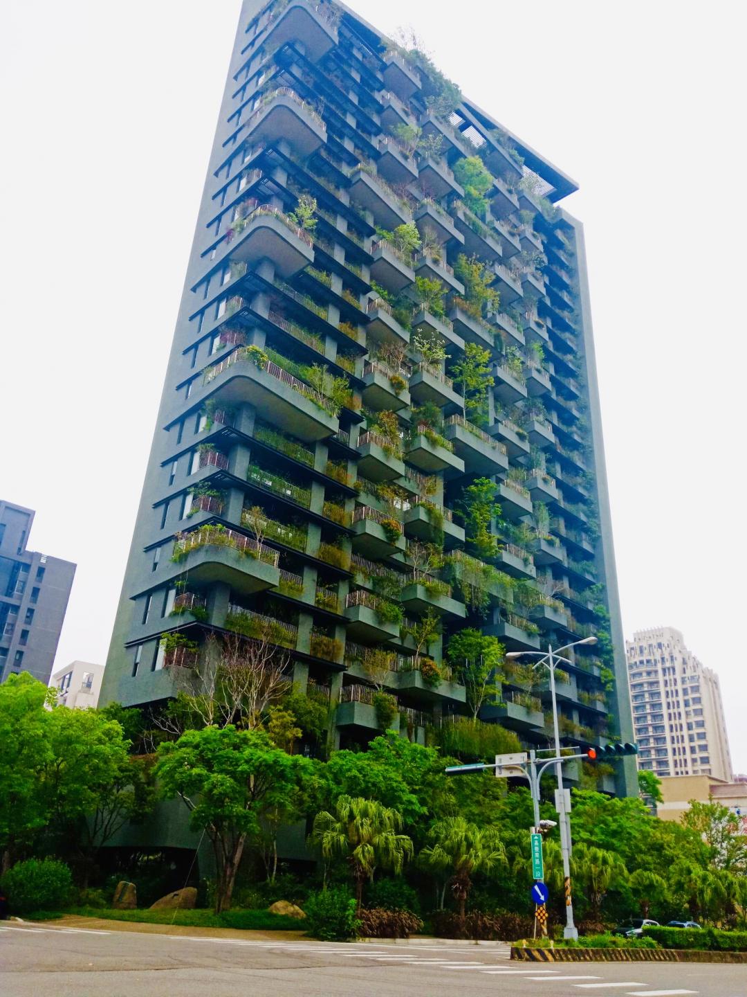 怎麼外面都是草？路上出現「滿滿植物覆蓋大樓」乍看陰森　內行人點出「是當地第一豪宅」：價值超驚人