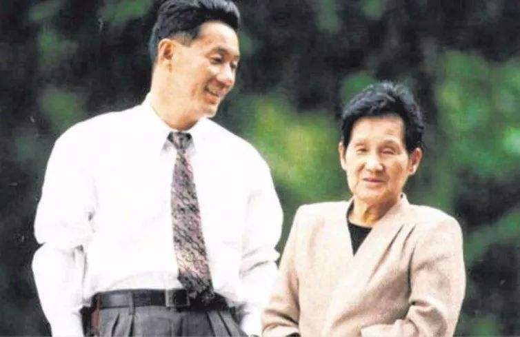 為與小18歲情人在一起！結束40年婚姻「200億全給妻子」凈身出戶　結果「卻被情人拋棄」：人財兩失