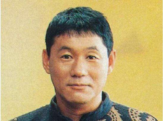 為與小18歲情人在一起！結束40年婚姻「200億全給妻子」凈身出戶　結果「卻被情人拋棄」：人財兩失