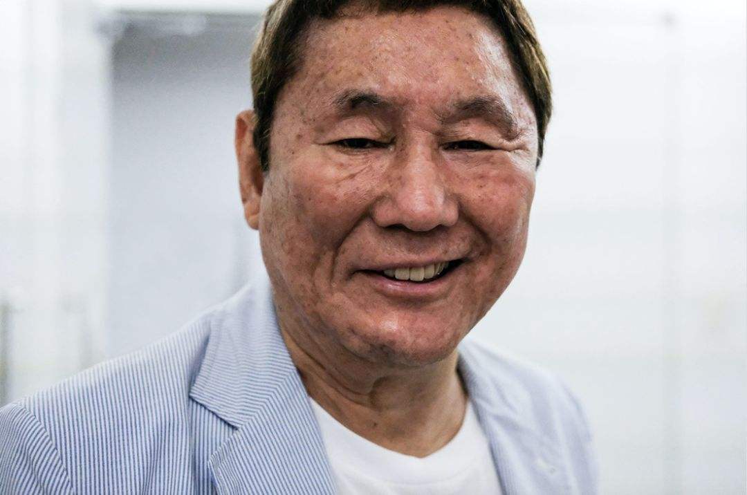 為與小18歲情人在一起！結束40年婚姻「200億全給妻子」凈身出戶　結果「卻被情人拋棄」：人財兩失