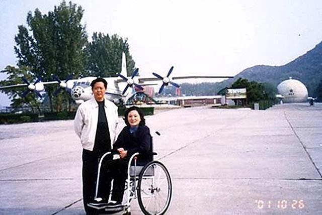 絕不離開妳！新婚慘遇地牛翻身「妻被判臥床無法生育」　夫堅持不放棄「日夜照料她持續41年」結局全網飆淚