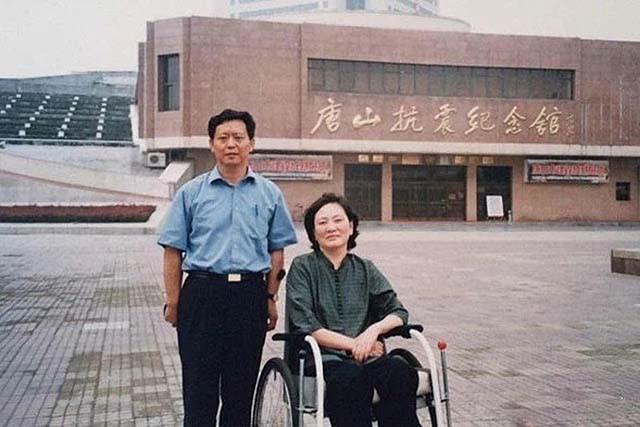 絕不離開妳！新婚慘遇地牛翻身「妻被判臥床無法生育」　夫堅持不放棄「日夜照料她持續41年」結局全網飆淚