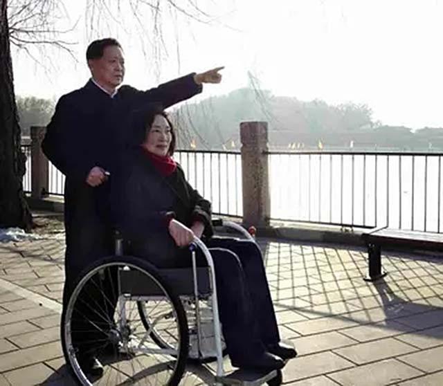 絕不離開妳！新婚慘遇地牛翻身「妻被判臥床無法生育」　夫堅持不放棄「日夜照料她持續41年」結局全網飆淚