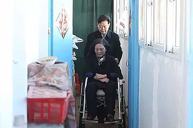 絕不離開妳！新婚慘遇地牛翻身「妻被判臥床無法生育」　夫堅持不放棄「日夜照料她持續41年」結局全網飆淚