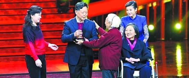 絕不離開妳！新婚慘遇地牛翻身「妻被判臥床無法生育」　夫堅持不放棄「日夜照料她持續41年」結局全網飆淚