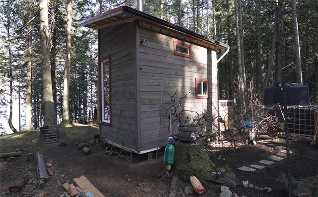 自願離群索居！夫妻跑到荒島住2年「打造3坪大蝸居」　與小鎮隔海相望「打水發電自己來」：比從前快樂