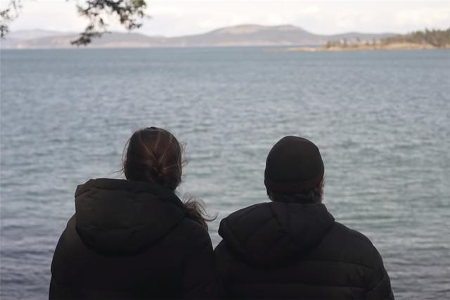 自願離群索居！夫妻跑到荒島住2年「打造3坪大蝸居」　與小鎮隔海相望「打水發電自己來」：比從前快樂