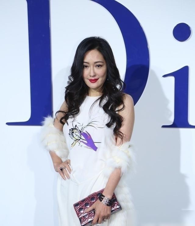 從保姆逆襲大明星！「與老外生活11年」被騙4億　43歲「重拾信心嫁豪門」成人生贏家