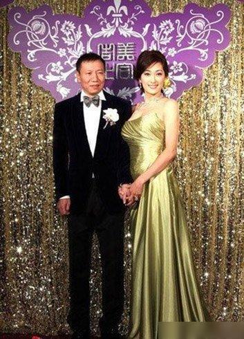 從保姆逆襲大明星！「與老外生活11年」被騙4億　43歲「重拾信心嫁豪門」成人生贏家