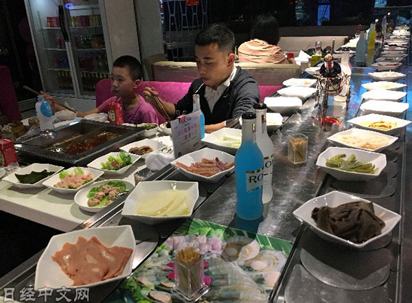 學生惡作劇？吃完火鍋「塞紙條給老闆」：趕快看醫生　他困惑「只是曬黑而已」檢查完嚇一跳