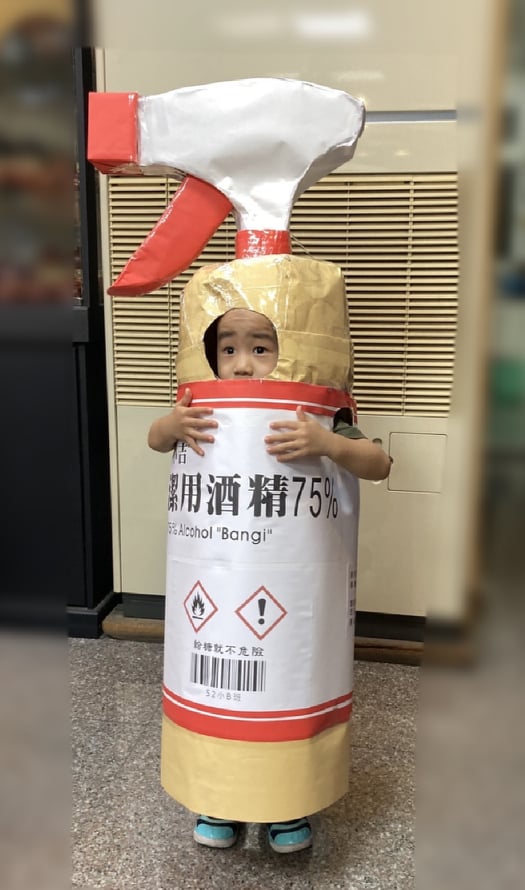 超Local萬聖裝扮!神手媽媽「把女兒變胖胖瓦斯罐」 轉過身「超爆笑紅字警語」網笑翻:媽媽辛苦了