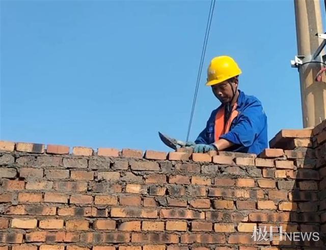 30年遺憾圓滿了！51歲大叔重拾夢想「白天做工晚上上課」　成績優異畢業「卻立刻選擇回工地」：我已滿足