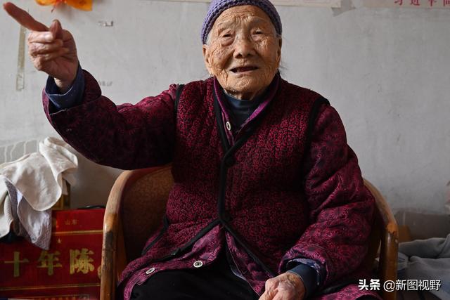 兒孫滿堂數不完！101歲人瑞嬤「打破養生常規」動作俐落　細說人生經歷「內藏長壽秘訣」