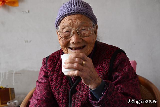 兒孫滿堂數不完！101歲人瑞嬤「打破養生常規」動作俐落　細說人生經歷「內藏長壽秘訣」