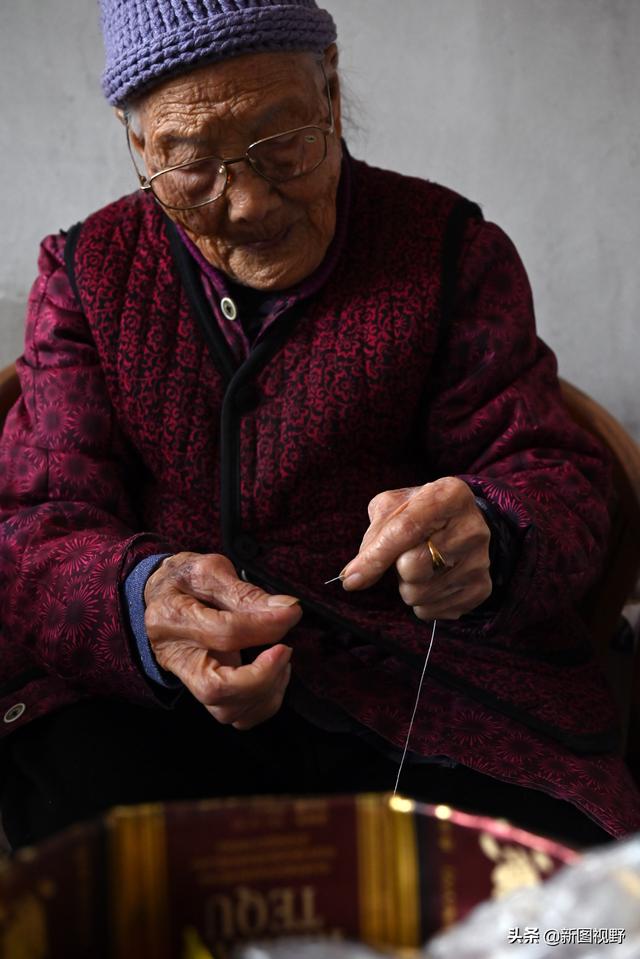 兒孫滿堂數不完！101歲人瑞嬤「打破養生常規」動作俐落　細說人生經歷「內藏長壽秘訣」