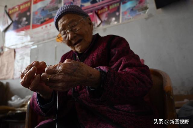 兒孫滿堂數不完！101歲人瑞嬤「打破養生常規」動作俐落　細說人生經歷「內藏長壽秘訣」