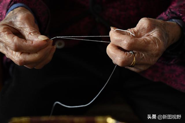 兒孫滿堂數不完！101歲人瑞嬤「打破養生常規」動作俐落　細說人生經歷「內藏長壽秘訣」