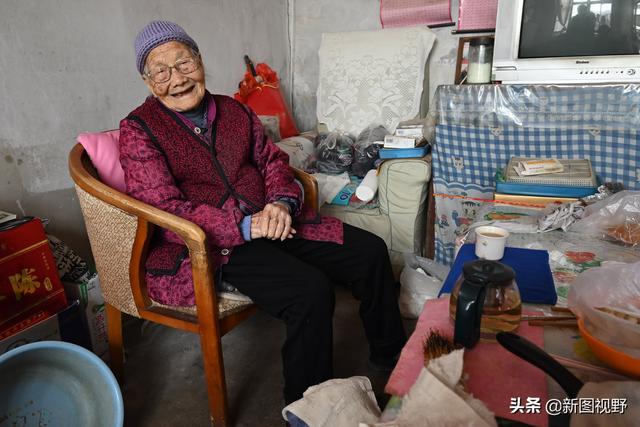 兒孫滿堂數不完！101歲人瑞嬤「打破養生常規」動作俐落　細說人生經歷「內藏長壽秘訣」