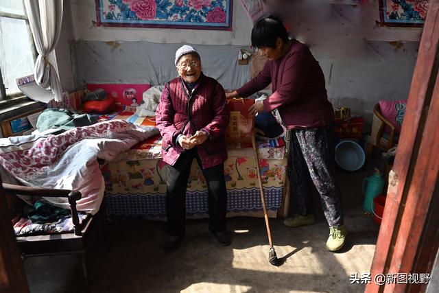 兒孫滿堂數不完！101歲人瑞嬤「打破養生常規」動作俐落　細說人生經歷「內藏長壽秘訣」