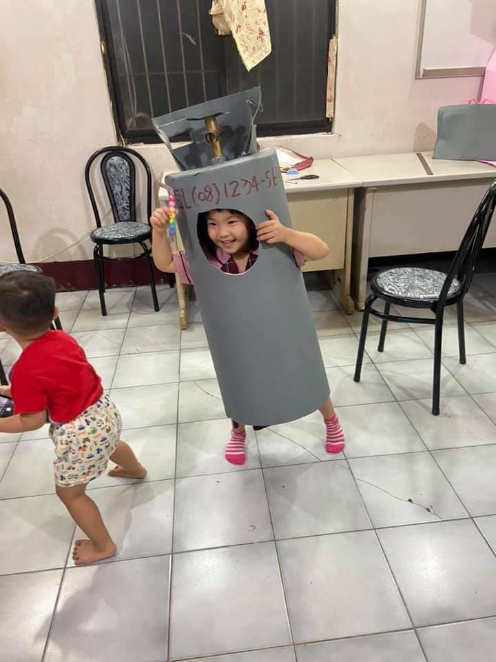 就是不想當公主!女兒「萬聖節堅持扮一串葡萄」爸超無奈 媽媽「神打造獨一無二葡萄裝」超古錐❤