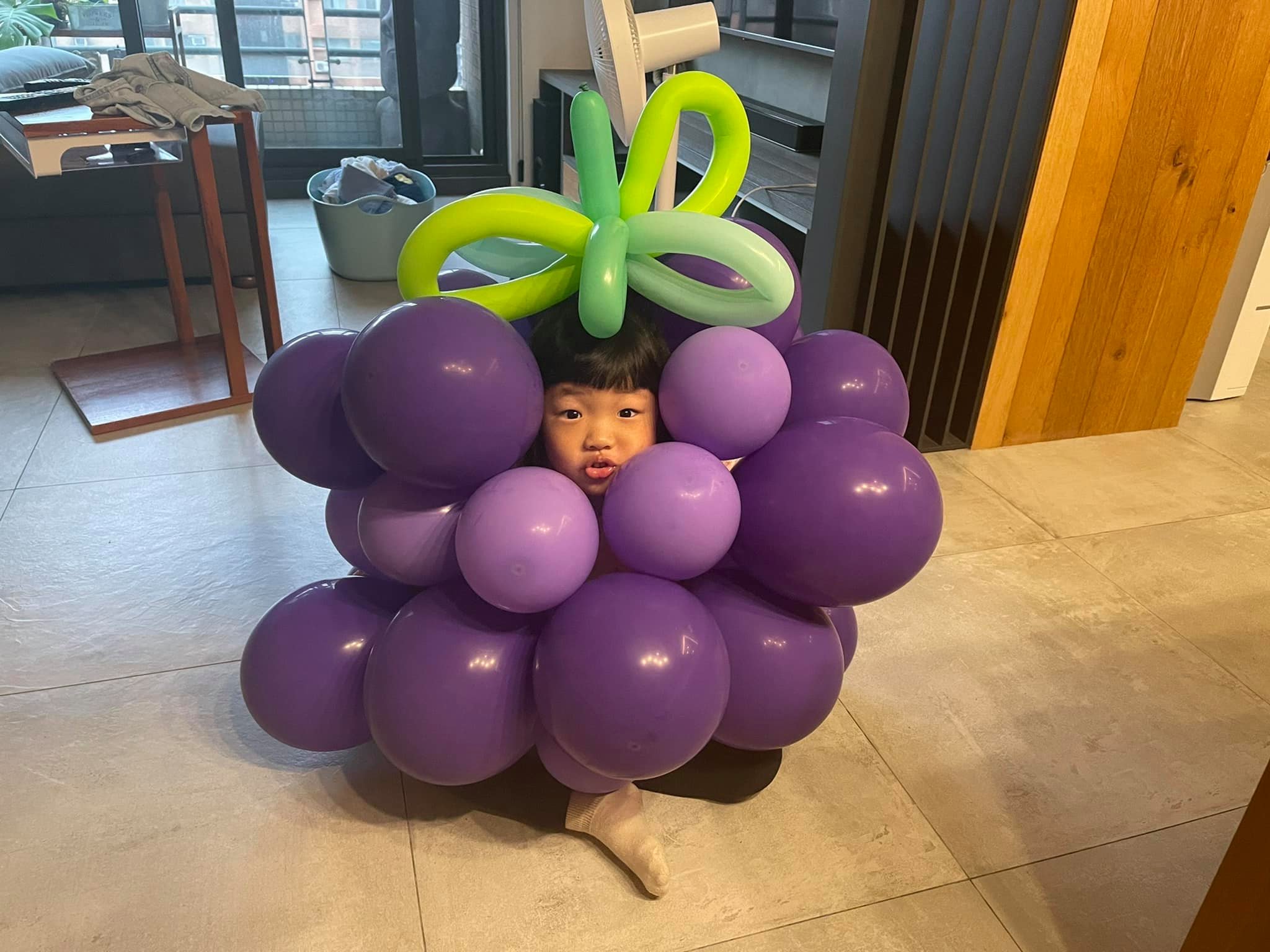 就是不想當公主!女兒「萬聖節堅持扮一串葡萄」爸超無奈 媽媽「神打造獨一無二葡萄裝」超古錐❤