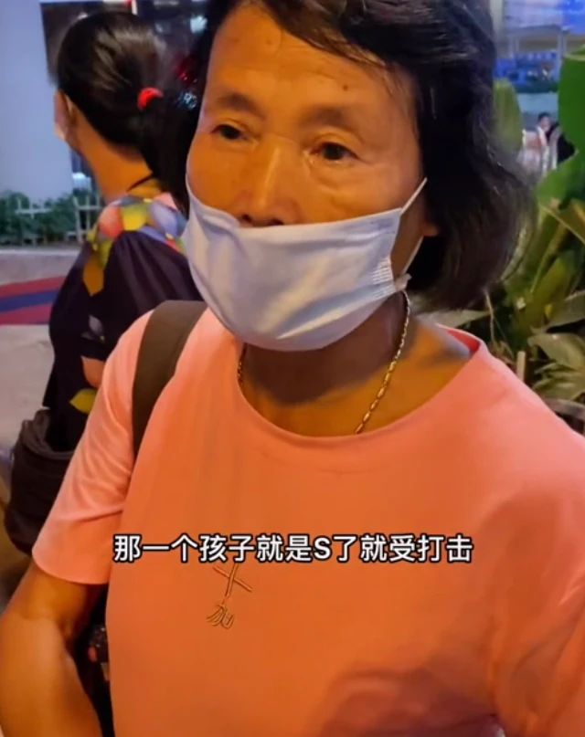 被情字害到！中年女「街頭流浪10多年」總是穿破舊衣服　知情人曝「她曾經是女強人」內幕令人心疼