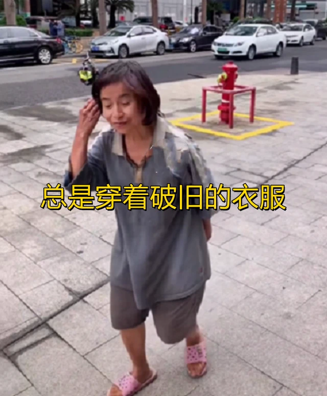 被情字害到！中年女「街頭流浪10多年」總是穿破舊衣服　知情人曝「她曾經是女強人」內幕令人心疼
