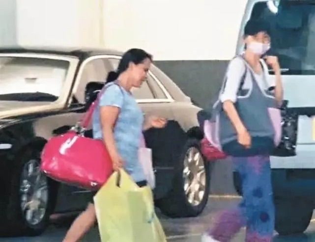  57歲張曼玉購物被拍到！「身材幹瘦」挑廉價衣　不包裝容顏「活的更自然」：老了不漂亮才真實