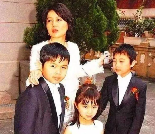 28歲嫁大39歲千億富豪！「8年連生5胎」不坐月子　拒每天10萬零花錢「最終爭到百億家產」