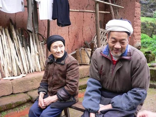 一眼定情！19歲少年帶「大10歲寡婦私奔」 藏深山50年　怕愛妻摔倒「徒手鑿出6208級天梯」