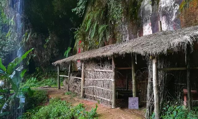 一眼定情！19歲少年帶「大10歲寡婦私奔」 藏深山50年　怕愛妻摔倒「徒手鑿出6208級天梯」