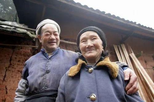 一眼定情！19歲少年帶「大10歲寡婦私奔」 藏深山50年　怕愛妻摔倒「徒手鑿出6208級天梯」