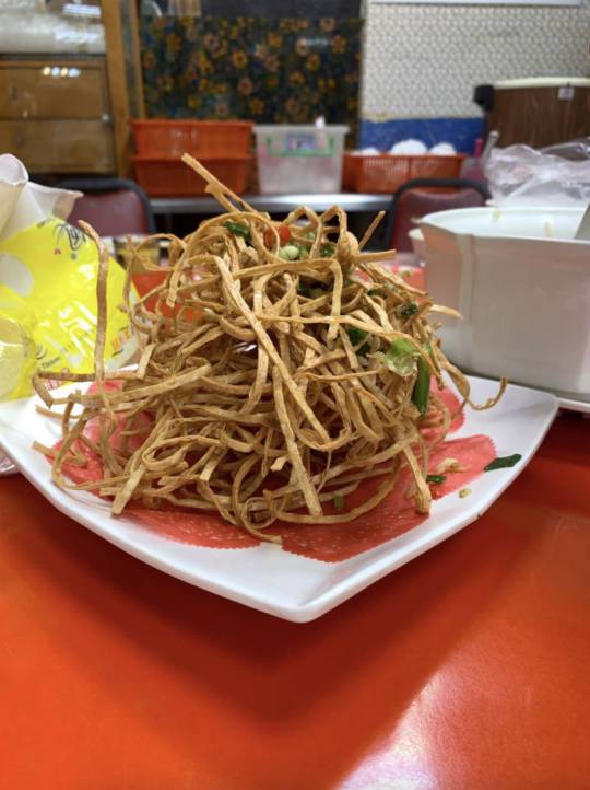 神仙級零嘴！餐桌上突見「整盤金黃炸物」不是牛蒡絲　他好奇問什麼菜「網嗨喊想小酌2杯了」