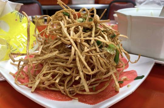 神仙級零嘴！餐桌上突見「整盤金黃炸物」不是牛蒡絲　他好奇問什麼菜「網嗨喊想小酌2杯了」