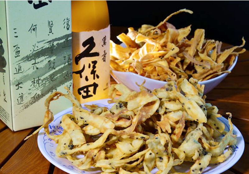 神仙級零嘴！餐桌上突見「整盤金黃炸物」不是牛蒡絲　他好奇問什麼菜「網嗨喊想小酌2杯了」