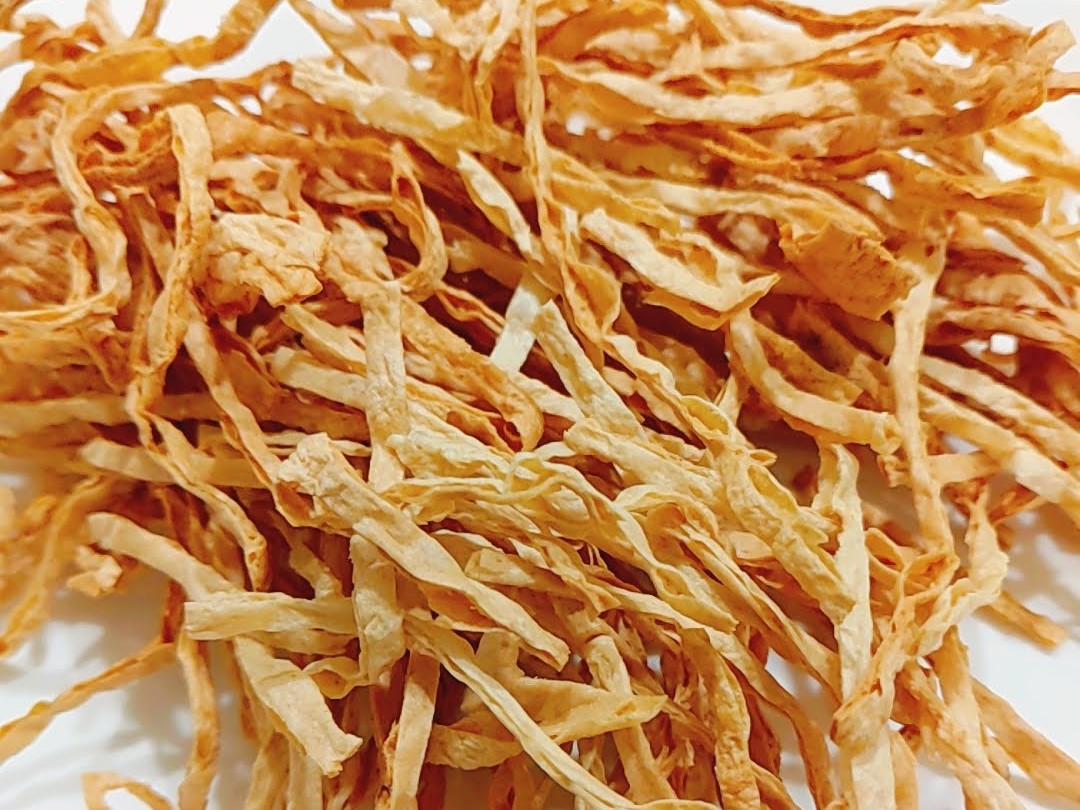 神仙級零嘴！餐桌上突見「整盤金黃炸物」不是牛蒡絲　他好奇問什麼菜「網嗨喊想小酌2杯了」