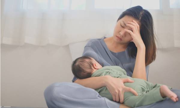 餵孩子一下就嫌累!老公深夜「卻跑去當女同事司機」 被抓包後「理直氣壯神辯解」人妻秒心寒