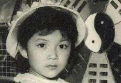 5歲被迫賺錢！13歲被打抑制生長劑「身高定格149」　婚後更是痛苦度日「用12年與家人和解」