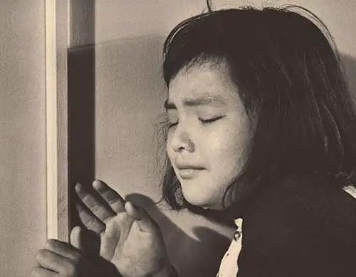 5歲被迫賺錢！13歲被打抑制生長劑「身高定格149」　婚後更是痛苦度日「用12年與家人和解」