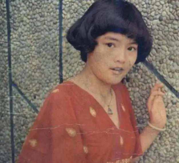 5歲被迫賺錢！13歲被打抑制生長劑「身高定格149」　婚後更是痛苦度日「用12年與家人和解」